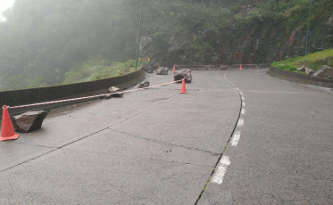 Pedras deslizam e caem sobre a pista na Serra do Rio do Rastro