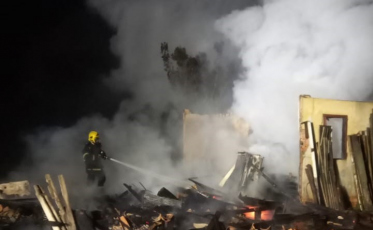 Depósito de madeira é destruído por incêndio em Sombrio