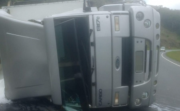 Caminhão de gelo tomba na BR-470