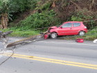 Motorista colide carro contra poste de energia na SC-108