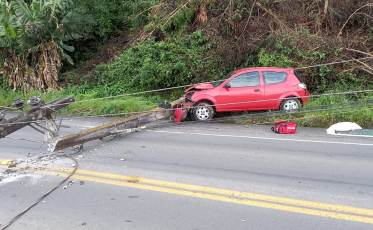 Motorista colide carro contra poste de energia na SC-108