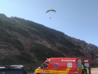 Duas pessoas são hospitalizadas após queda de parapente em Imbituba