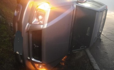 Carro com placas de Criciúma capota na Serra do Rio do Rastro