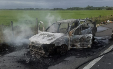 Passo de Torres: Veículo pega fogo na BR-101