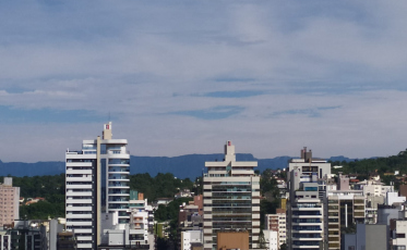 Semana começa com frente fria e tempo instável na região