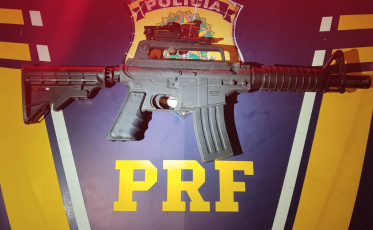 Ladrão de residência é preso com réplica de fuzil na BR-101