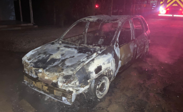 Homem tem surto psicótico e coloca fogo no carro da mãe