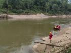 Bombeiros retomam buscas por jovens desaparecidos em rio nesta terça-feira