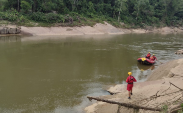 Bombeiros retomam buscas por jovens desaparecidos em rio nesta terça-feira