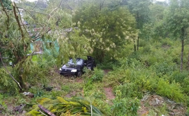 Motorista sai da pista e cai em barranco na Rodovia Luiz Rosso, em Criciúma