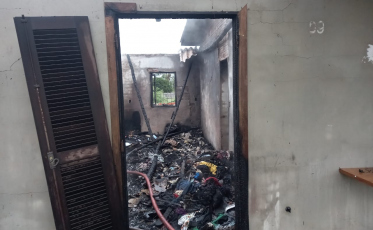 Bombeiros combatem incêndio em residência de Balneário Rincão