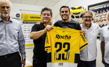 Atacante Eder participa de sessão de autógrafos na Tigre Maníacos