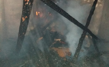 Residência abandonada pega fogo em Criciúma