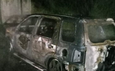 Incêndio em veículo mobiliza bombeiros em Meleiro