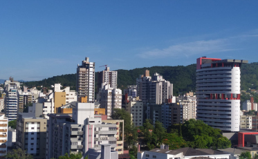 Quinta-feira com sol predominando e temperaturas altas em Santa Catarina