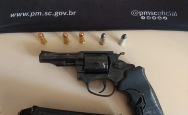 Criciúma: Homem é preso por porte ilegal de arma de fogo no bairro Mina União