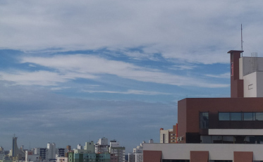Sexta começa com sol entre nuvens e alta temperatura