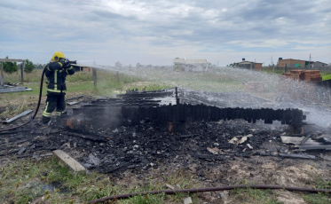 Incêndio deixa residência de madeira destruída em Balneário Arroio do Silva