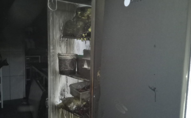 Geladeira pega fogo em lanchonete de Tubarão