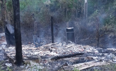 Incêndio destrói casa de madeira em Timbé do Sul