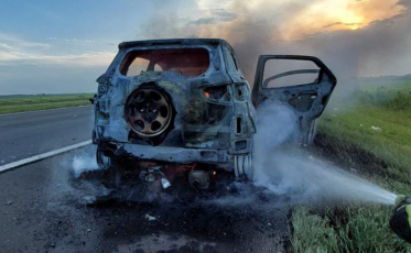 Veículo pega fogo na BR-101 em Sangão