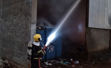 Praia Grande: Bombeiros combatem incêndio em centro de reciclagem