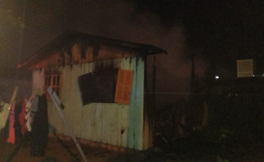 Sombrio: Bombeiros combatem incêndio em residência de madeira