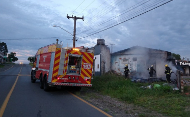 Residência abandonada pega fogo em Criciúma
