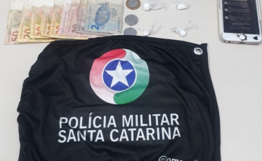 PM detém dois jovens e um adolescente por tráfico de drogas em Criciúma