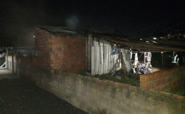 Residência é destruída por incêndio em Içara (FOTOS)