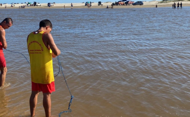 Bombeiros buscam por homem desaparecido na Barra do Torneiro