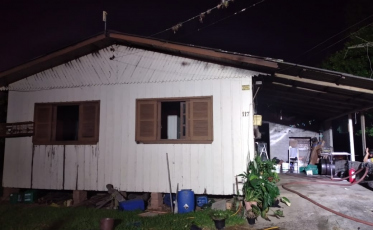 Bombeiros combatem incêndio em residência de Araranguá