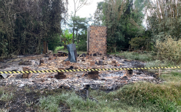 Homem morre carbonizado após incêndio em residência