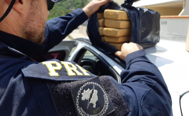 Homem é preso com maconha após não obedecer ordem de parada na BR-101