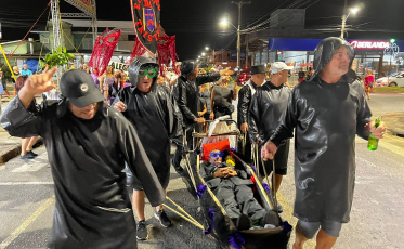 Carnaval: Foliões 'enterram a tristeza' em Balneário Rincão (FOTOS E VÍDEO)