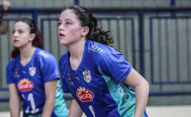 Atleta do vôlei de Forquilhinha é convocada para Seleção Catarinense