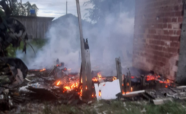 Incêndio atinge residência mista em Praia Grande