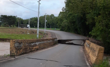 Após elevação de rio, cabeceira de ponte cede em Forquilhinha