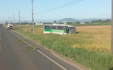 Estouro de pneu em ônibus causa acidente de trânsito em Forquilhinha 
