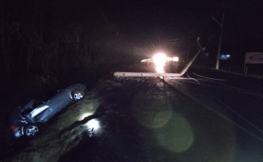 Carro colide em poste e deixa quatro feridos em Balneário Gaivota