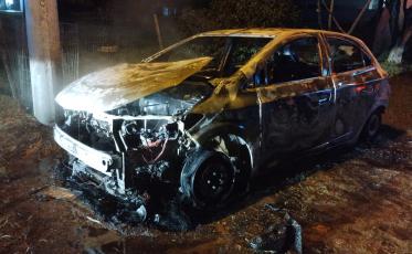 Carro é destruído por chamas em Passo de Torres