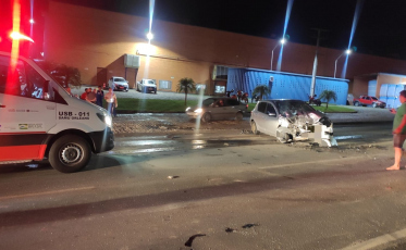 Colisão entre veículos deixa homem gravemente ferido (FOTOS)