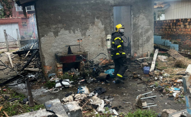 Usuário de drogas ateia fogo em casa abandonada em Criciúma 