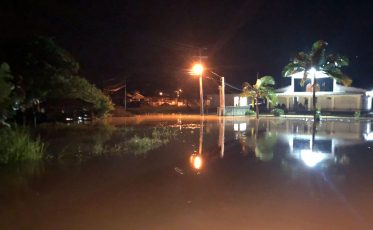 Bombeiros resgatam família ilhada em Urussanga