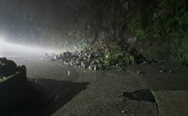 Queda de barreira deixa trânsito em meia pista na Serra do Rio do Rastro