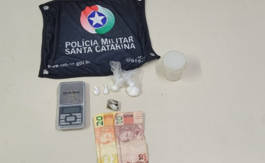 Criciúma: Homem tenta esconder drogas e acaba preso