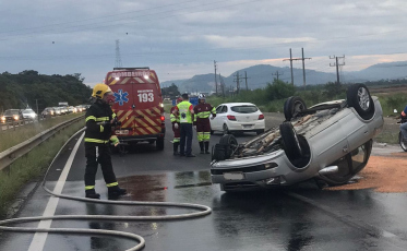 Capivari de Baixo: Mãe e filho se envolvem em capotamento na BR-101