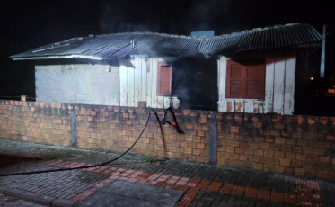 Incêndio atinge residência mista em Araranguá