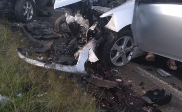 Colisão entre dois veículos deixa uma vítima e um homem gravemente ferido