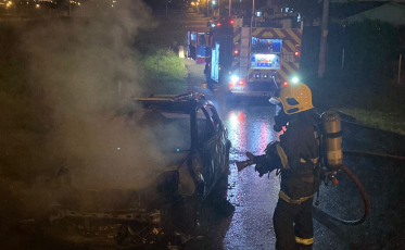 Carro rebaixado pega fogo por vazamento de combustível em Cocal do Sul